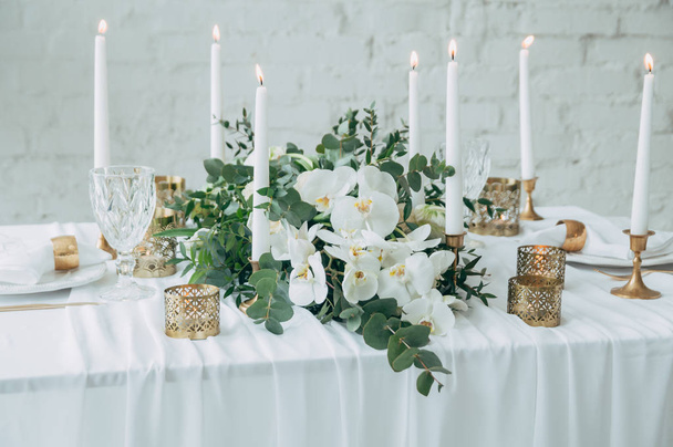 wedding decor, flowers, black and gold decor, candles - Foto, afbeelding