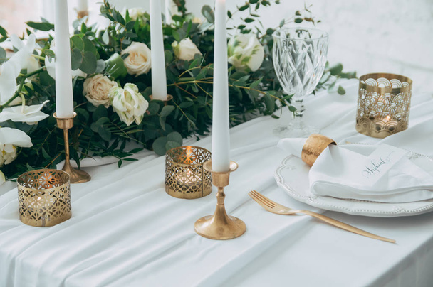 Γάμος διακόσμηση, λουλούδια, μαύρο και χρυσό décor, κεριά - Φωτογραφία, εικόνα