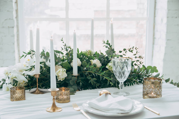 свадебный декор, цветы, черный и золотой декор, свечи
 - Фото, изображение