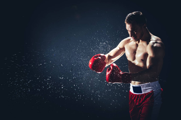 Боксер бьет перчатки друг против друга, готовый к бою. Спорт и власть
. - Фото, изображение