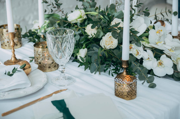 décor de mariage, fleurs, bougies décor noir et or
 - Photo, image