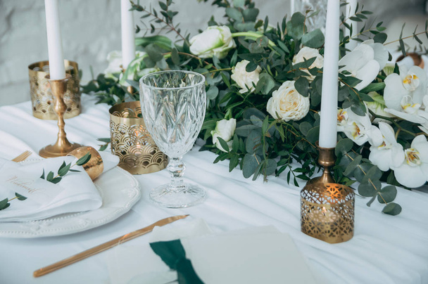 διακόσμηση γάμου, λουλούδια, μαύρο και χρυσό διακόσμηση κεριών - Φωτογραφία, εικόνα