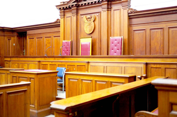 Порожній зал суду, зі старою дерев'яною панеллю
 - Фото, зображення