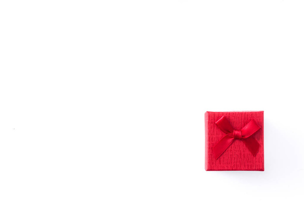 Caixa de presente vermelho isolado no fundo branco. Vista superior. Espaço de cópia
 - Foto, Imagem