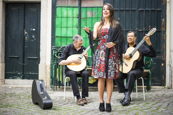 Fado band uitvoeren van traditionele Portugese muziek op het plein van Alfama, Lissabon, Portugal - Foto, afbeelding
