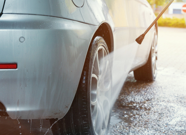 Limpieza de las llantas beatiful de un coche italiano en el aparcamiento de lavado de coches por radiador de vapor
 - Foto, imagen