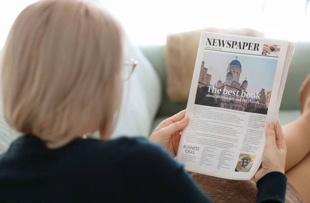 成熟した女性の家で新聞を読む - 写真・画像