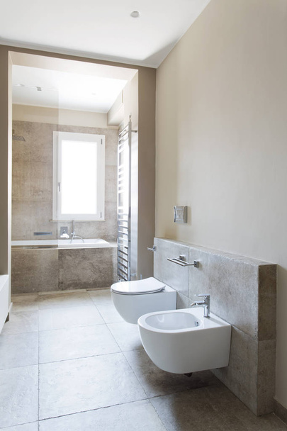 modernes Badezimmer mit Doppelwaschbecken. Sanitärkeramik im Bad suspendiert - Foto, Bild