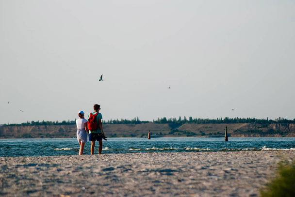 Couple marchant sur la plage, promenade romantique
, - Photo, image
