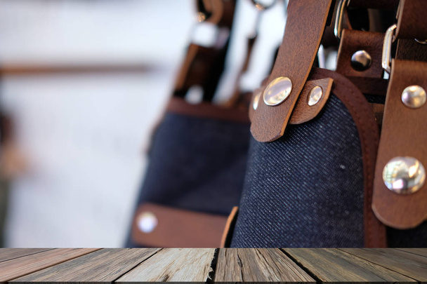 vaqueros azules y delantal de cuero marrón
 - Foto, Imagen