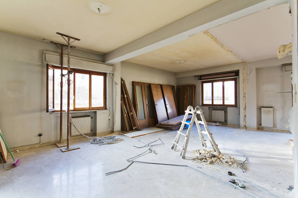 Innenaufnahmen. Wohnung nicht renoviert, Zimmer vor Renovierung - Foto, Bild