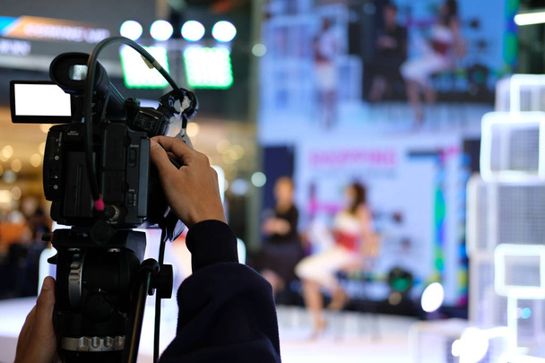 Profesjonalna produkcja filmów video aparatu nagrywania wydarzenia na żywo na scenie. media społecznościowe telewizji radiofonii i telewizji seminarium konferencji. - Zdjęcie, obraz