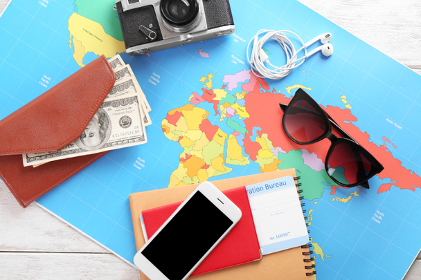 Összetétele a világtérképen, a pénz és az asztalon útlevél. Utazási koncepció - Fotó, kép