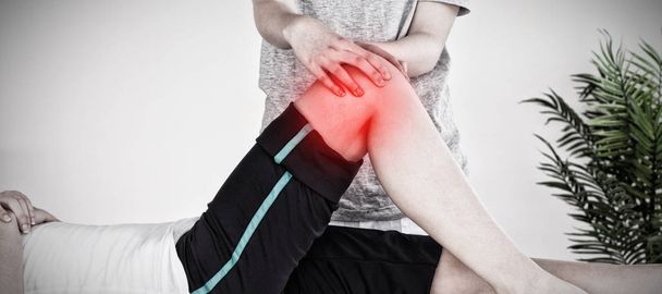 Masseuse massing the knee against highlighted pain - Foto, Imagem