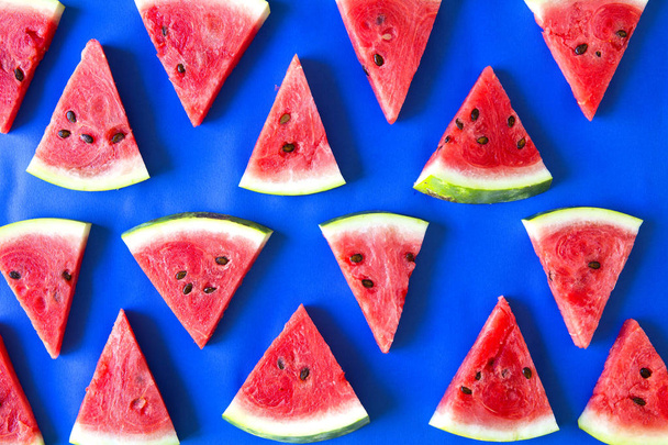 Top van de verse watermeloen uitzicht op blauwe achtergrond  - Foto, afbeelding