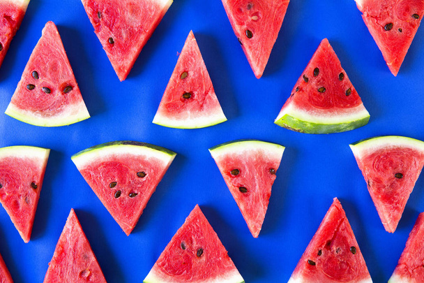 von oben frische Wassermelone auf blauem Hintergrund  - Foto, Bild