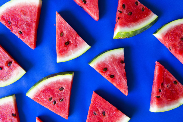 Top van de verse watermeloen uitzicht op blauwe achtergrond  - Foto, afbeelding