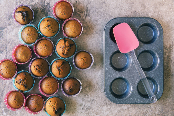 Lukuisat kotitekoiset muffinit suklaalastujen kanssa
 - Valokuva, kuva