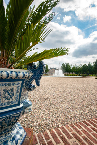 Jardín barroco holandés o un antiguo palacio real y ahora un museo nacional
. - Foto, Imagen