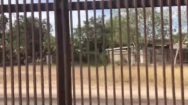 Pohled na čtvrť přes mexickou hranici plot - Záběry, video