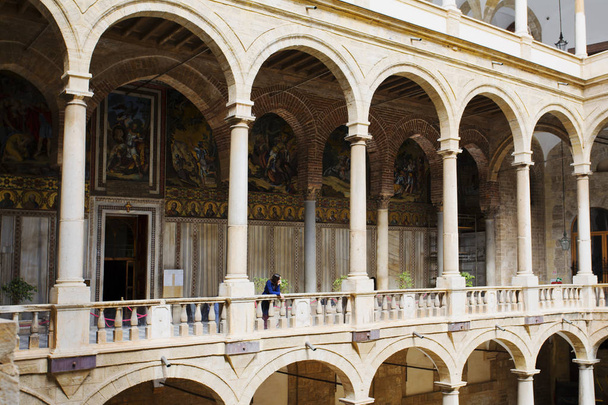 Nádvoří Palazzo Reale v Palermu na Sicílii - Fotografie, Obrázek
