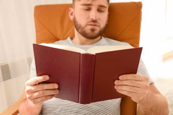 Jeune homme lisant le livre à la maison - Photo, image