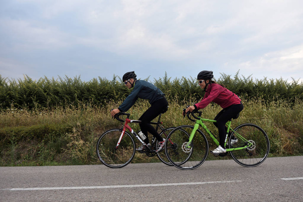 couple cycliste sur une route
 - Photo, image