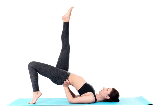 Mujer joven practicando yoga sobre fondo blanco - Foto, imagen