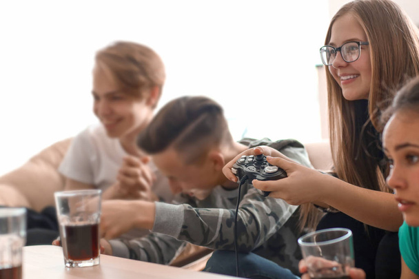 Adolescentes jugando videojuegos en casa
 - Foto, Imagen