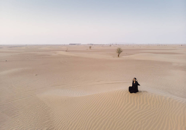Žena v šatech tradiční emirati nazývá abaya v poušti poblíž Dubai - Fotografie, Obrázek