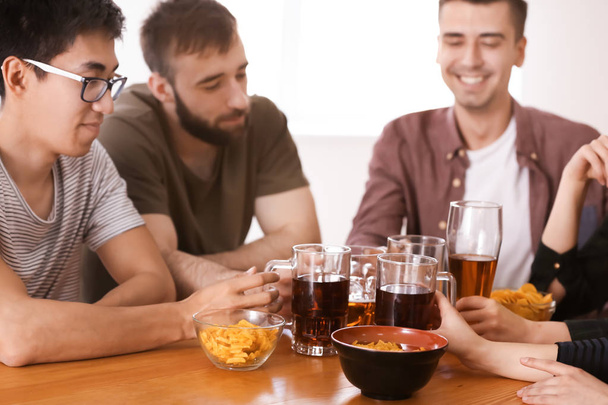 バーでビールを飲む友達 - 写真・画像