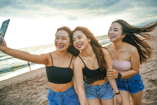 életmód beach portré ázsiai koreai és kínai nők csoportja boldog szép fiatal barátnői, selfie képet együtt mozgatható telefon mosolygós vidám élvezi lány nyaralás utazás - Fotó, kép