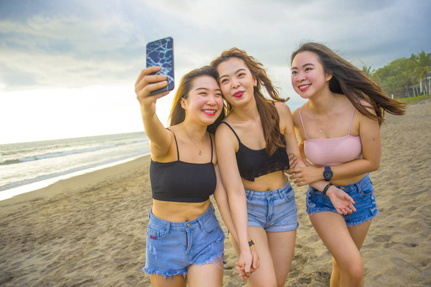 életmód beach portré ázsiai koreai és kínai nők csoportja boldog szép fiatal barátnői, selfie képet együtt mozgatható telefon mosolygós vidám élvezi lány nyaralás utazás - Fotó, kép