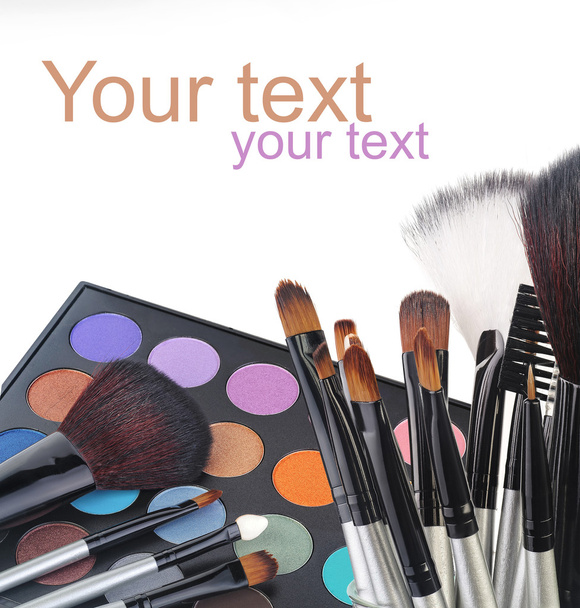 Make-up Pinsel und Kosmetik, auf weißem Hintergrund isoliert - Foto, Bild