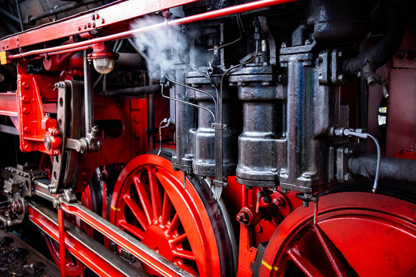 Details und verschiedene Bilder von Lokomotiven, Rangierbahnhöfen, Waggons, Waggons und Bahnhöfen in einem alten Industriemuseum in den Niederlanden in Imkbergen - Foto, Bild