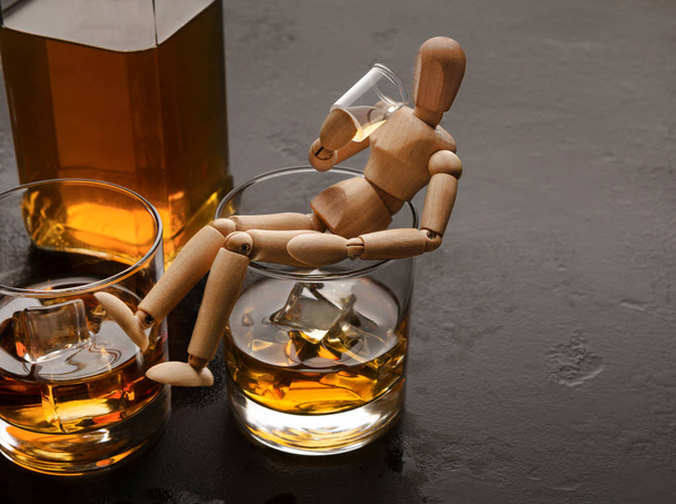 Mannequin en bois buvant du brandy ou du whisky froid
 - Photo, image