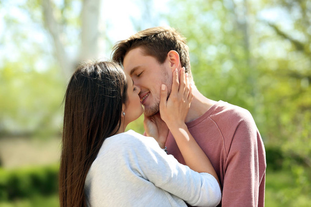 Joven pareja encantadora besándose al aire libre
 - Foto, imagen