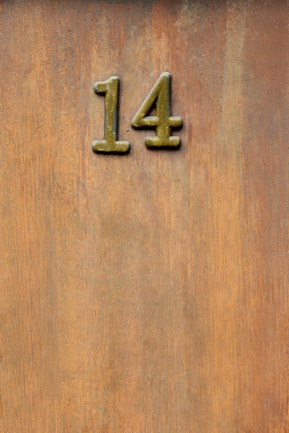 vista de cerca de 14 cartel en la puerta de madera
 - Foto, Imagen