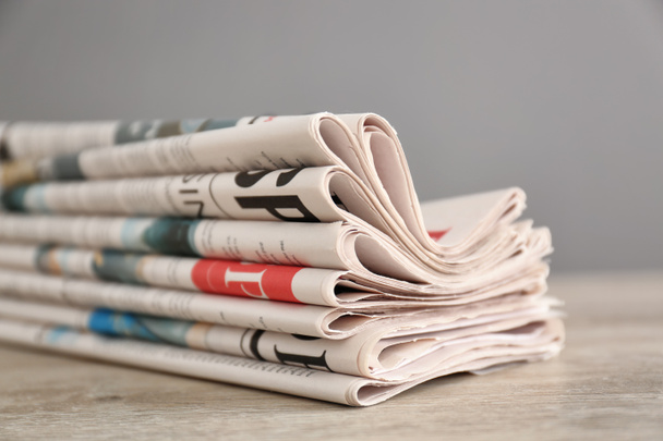 Tablo üzerinde çeşitli Gazeteler yığını - Fotoğraf, Görsel