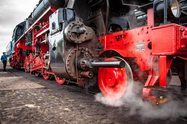 詳細および機関車、ベーク ベルゲンにあるオランダの古い産業遺産博物館でヤード、ワゴン、馬車や鉄道の駅をマーシャ リングの異なるイメージ - 写真・画像