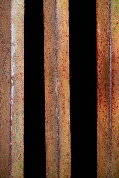 vista de cerca de la cerca oxidada con fondo negro detrás
 - Foto, Imagen