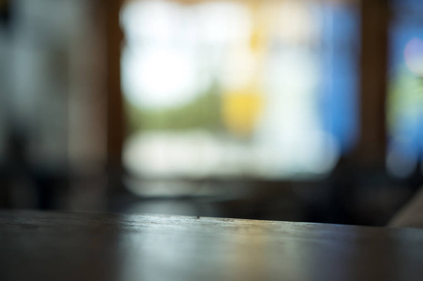 Деревянный стол в кафе с размытым боке абстрактный винтажный фон
 - Фото, изображение