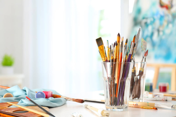 Conjunto de pincéis e ferramentas de pintura à mesa na oficina do artista
 - Foto, Imagem