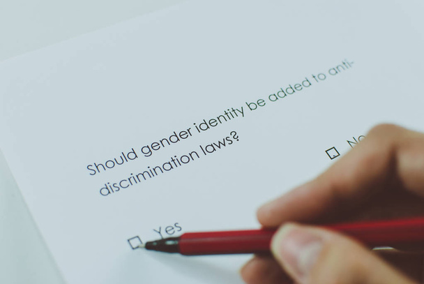 Kysely: Pitäisikö sukupuoli lisätä syrjinnänvastaisiin lakeihin? Vastaus: Kyllä. lähikuva-analyysi
 - Valokuva, kuva