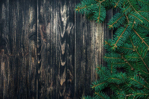 Ramas de abeto sobre un fondo oscuro de madera vintage. Concepto de Navidad
 - Foto, imagen