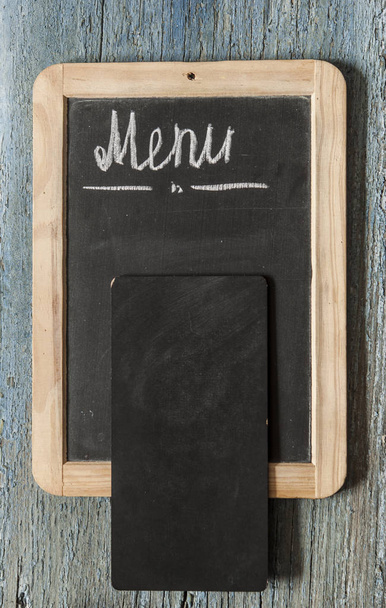 Restoran menü. Rustik ahşap masanın üzerinde döşeme kara tahta menüsünün en iyi görünümü - Fotoğraf, Görsel
