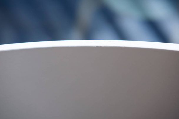 Unschärfe Bild von hölzernen weißen Stuhl in Café mit Outdoor-Hintergrund - Foto, Bild