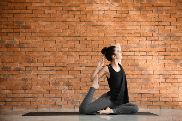 Mladá žena cvičí jógu uvnitř - Fotografie, Obrázek