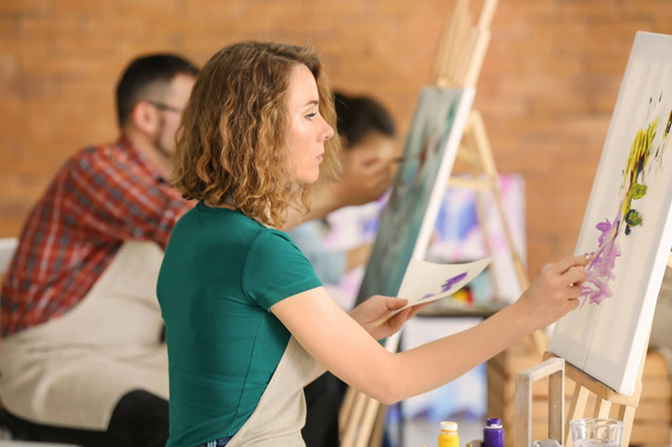 Estudiante durante las clases en la escuela de pintores
 - Foto, Imagen
