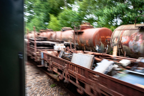 Details en verschillende beelden van locomotieven, rangeer werf, wagons, rijtuigen en treinstations in een oud industrieel erfgoed museum in Nederland bij Beekbergen - Foto, afbeelding